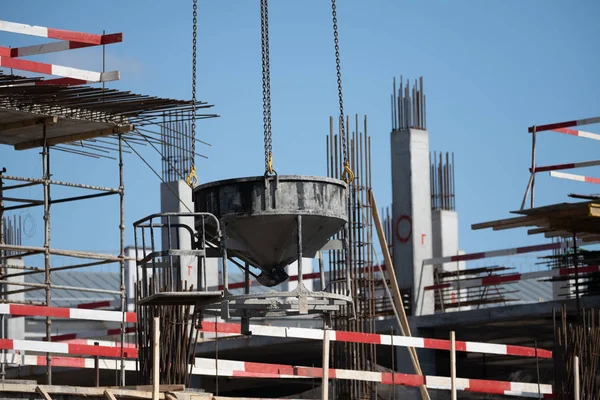 Monolithische bouw van een appartementencomplex met meerdere verdiepingen. Bouwplaats. Bouw in uitvoering en betonnen huis frame — Stockfoto