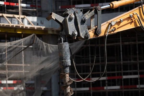 Yerdeki delikleri delmek için makine