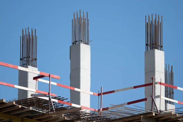 Monolithischer Bau eines mehrstöckigen Mehrfamilienhauses. Baustelle. Bauarbeiten im Gange und Betonhausrahmen — Stockfoto