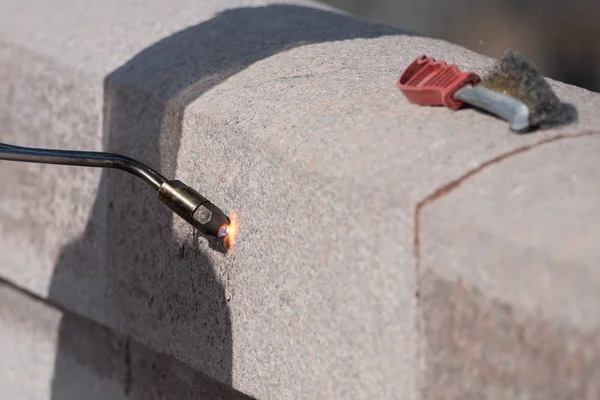 Bekerja dengan gas burner proses granit api terbuka . — Stok Foto