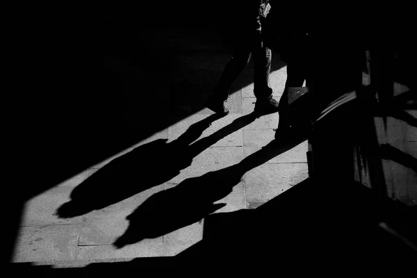 墙上从步行的人的阴影。抽象 — 图库照片