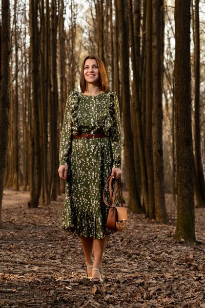 Mujer en vestido verde en la naturaleza de moda — Foto de Stock