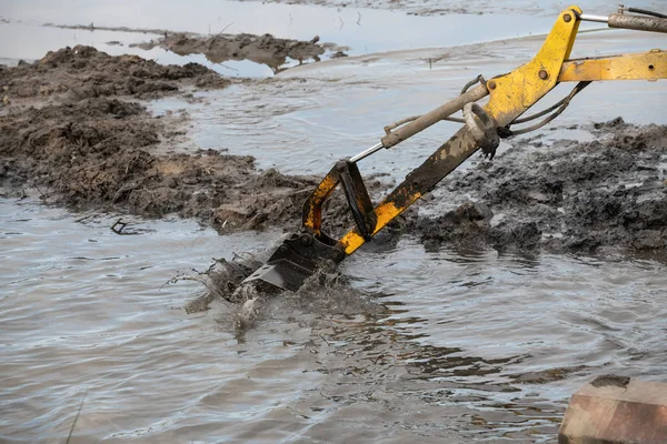 Gölün dibini bir dredge ile temizlemek