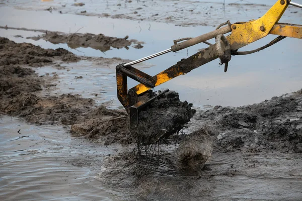 Membersihkan dasar danau dengan dredge — Stok Foto