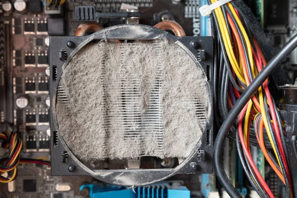 İçinde toz olan eski bilgisayar sistemi soğutucusu. Bilgisayar bilgisayar işlemcisinin üzerindeki toz, bilgisayar dosya parçasıyla birlikte.. — Stok fotoğraf