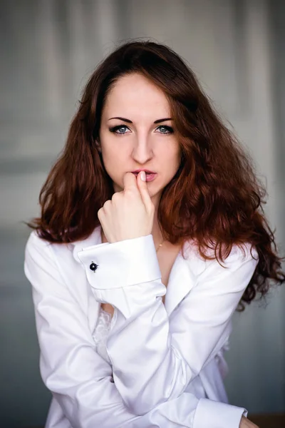 Retrato de una chica pelirroja con una camisa blanca y ropa interior blanca —  Fotos de Stock