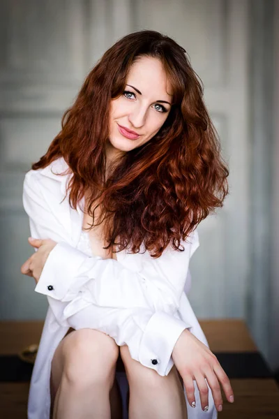 Vörös hajú lány portréja fehér inget és fehér alsóneműt — Stock Fotó