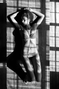 Masada yatan iç çamaşırı seksi esmer kız. Siyah beyaz