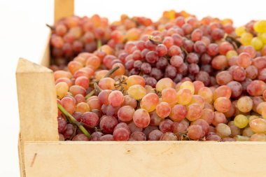 ahşap sandık kutusunda karışık renkli üzüm