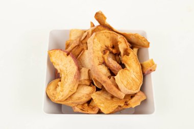 beyaz arka plan üzerinde beyaz kase kurutulmuş Elma dilimleri