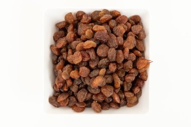 beyaz arka plan üzerinde kuru üzüm ile beyaz kase. Üstte görüntü