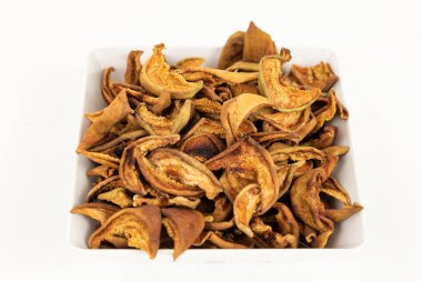 beyaz arka planda beyaz kapta kurutulmuş armut dilimleri