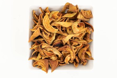 beyaz arka planda beyaz kapta kurutulmuş armut dilimleri. Üstte görüntü