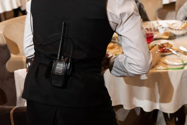 ベルトにラジオを付けたレストランのウェイター — ストック写真