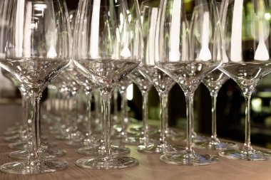 Kristal berraklığında boş şarap bardakları masanın üzerinde. Alkol arka plan. Bir sürü barda şarap bardakları.