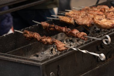 Barbekü üzerinde sulu kavrulmuş kebap