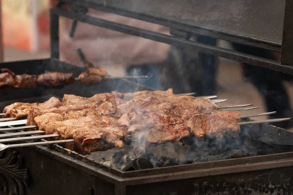 Kebabs assados suculentos no churrasco — Fotografia de Stock