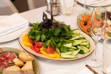 Tabakta karışık sebzeler