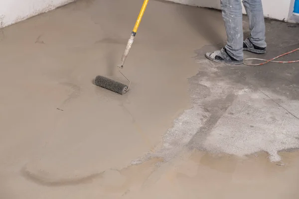 建設中のアパートのインテリア。床の滑らかな表面をミラー。自己の平準化セメント モルタルの床。ローラー アプリケーション — ストック写真