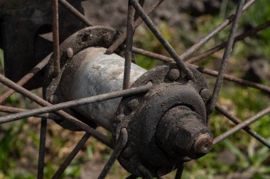 Bisikletle ön tekerleği kapat.