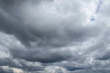 Fırtına öncesi fırtına bulutlarının arkaplanı