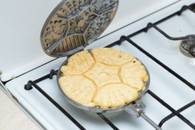 Evde waffle ve kurabiye pişirmek. Gaz sobasında waffle pişirmek gibi. Gofretlerin hazır olup olmadığını kontrol et