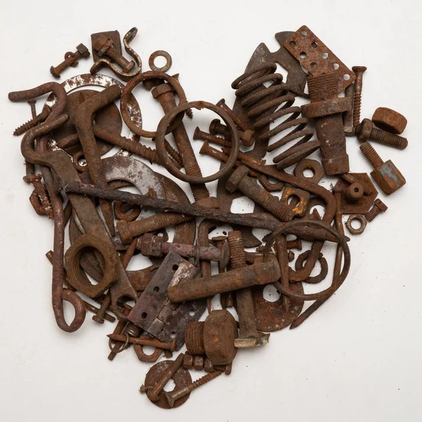 Μια Φιγούρα Σχήμα Καρδιάς Από Διάφορα Σκουριασμένα Μεταλλικά Μπουλόνια Βίδες — Φωτογραφία Αρχείου