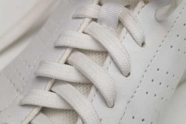 Белые Шнурки Белом Кроссовке — стоковое фото