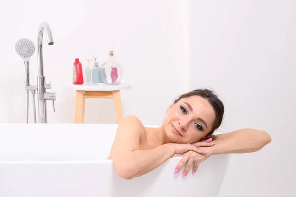 Une Jeune Femme Couche Dans Bain Détend — Photo