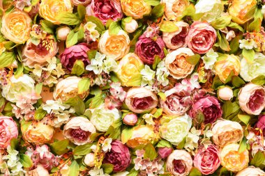 Düğün sahnesi için çiçek dokusu arka planı. Güller, şakayıklar ve ortancalar, duvarda suni çiçekler.