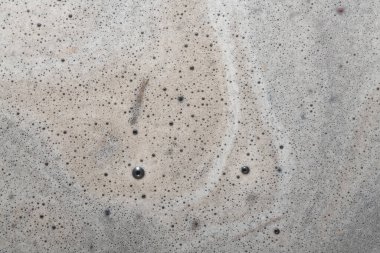 Şiddetli yağmurdan sonra köpüklü beyaz lemna