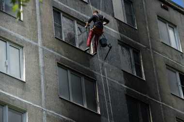Bir apartmanda çıkan yangının sonuçları. Binanın ön cephesinde is var.