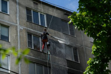 Bir apartmanda çıkan yangının sonuçları. Binanın ön cephesinde is var.