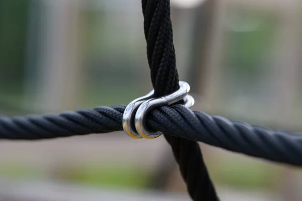 Cordes Reliées Entre Elles Par Des Attaches Métalliques Sur Une — Photo