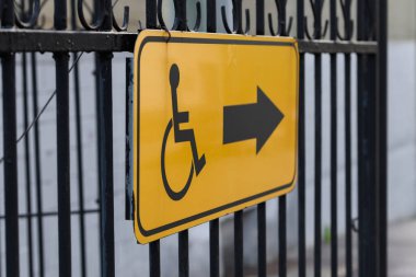 Sarı tablo geçersiz. Yön göstergesi siyah çitte asılı.