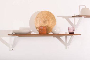 Minimalist İskandinav iç mimarisi. Tabaklar beyaz raflarda. İç kısımda beyaz detaylar.