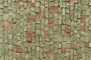 Kırık mozaik fayanslar. Yeşil ve kahverengi yüksek çözünürlüklü duvar fayansı, iç fonun gerçek bir fotoğraf veya tuğla dokusudur..