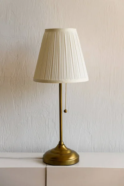 Lampa Stole Prázdný Prostor Bílou Stěnou Pozadí — Stock fotografie