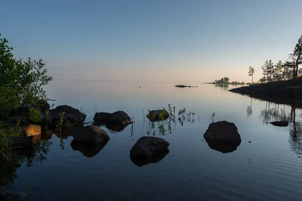 沈黙の中 静けさと水表面の上の朝の時間に素晴らしい色 放浪者は 無駄な世界からの避難所 — ストック写真