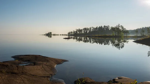 Una Superficie Lisa Irascible Del Lago Por Mañana Hermosa Isla —  Fotos de Stock