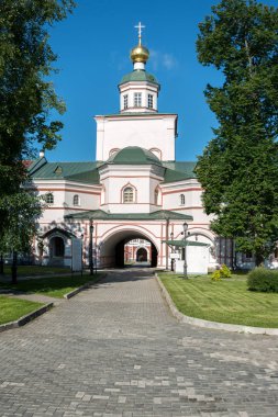 Valdai Iversky Manastırı: Epifani yemekhane ve çan kulesi ile kilise. Valdaisky Iversky Svyatoozersky Bogoroditsky Manastırı Novgorod bölgede yer alan.