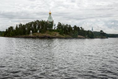 Aziz Nikolaos Manastırı - karakol Valaam Adası. Valaam arazi kayalık kıyılarında Ladoga Gölü gür suların üzerinde yükselmesi, rahat ve sessiz parçası olduğunu
