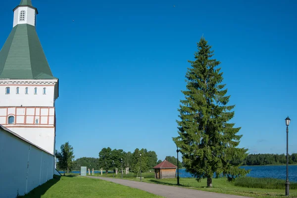 湖バルダイの修道院の壁の外 Valdaisky Iversky Svyatoozersky この修道院はノブゴロド地域に位置しています — ストック写真