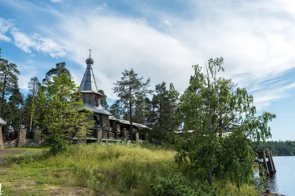 Capela Numele Tuturor Sfinților Valaam Coasta Insulei Înconjurată Copaci Arbuști — Fotografie, imagine de stoc