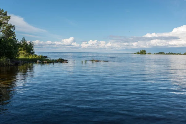 Çok sessiz ve sakin hayatına yansıtacak şekilde çekerek adanın kıyısında. Valaam arazi kayalık kıyılarında Ladoga Gölü gür suların üzerinde yükselmesi, rahat ve sessiz parçası olduğunu