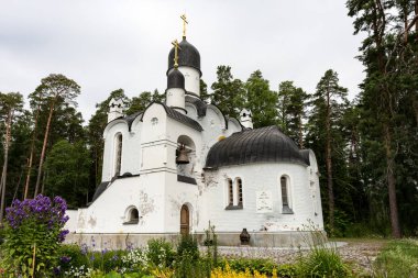 All Saints adına Skete. Valaam arazi kayalık kıyılarında Ladoga Gölü gür suların üzerinde yükselmesi, rahat ve sessiz parçası olduğunu