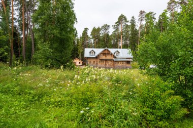 All Saints adına Manastırı zengin bitki örtüsü. Valaam arazi kayalık kıyılarında Ladoga Gölü gür suların üzerinde yükselmesi, rahat ve sessiz parçası olduğunu