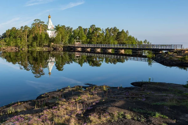 Oglindă Reflectând Mănăstirea Nikolsky Apa Calmă Lacului Malul Piatră Valaam — Fotografie, imagine de stoc