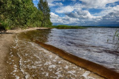 Bir fırtına geliyor, gölde dalga-ecek var olmak büyük. Temiz su ve güzel bitki örtüsü ile büyük bir göl hayal gücümüzü şaşırtıyor, göl balıkçılık ve aile için uygun olan dinlenme