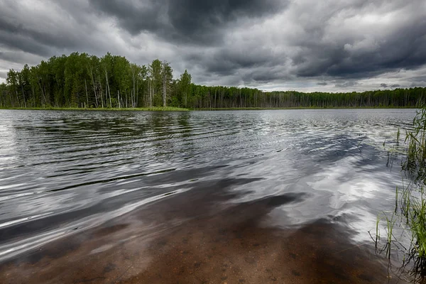 Písečné Dno Jezera Svítí Pod Paprsky Slunce Velké Jezero Průzračnou — Stock fotografie